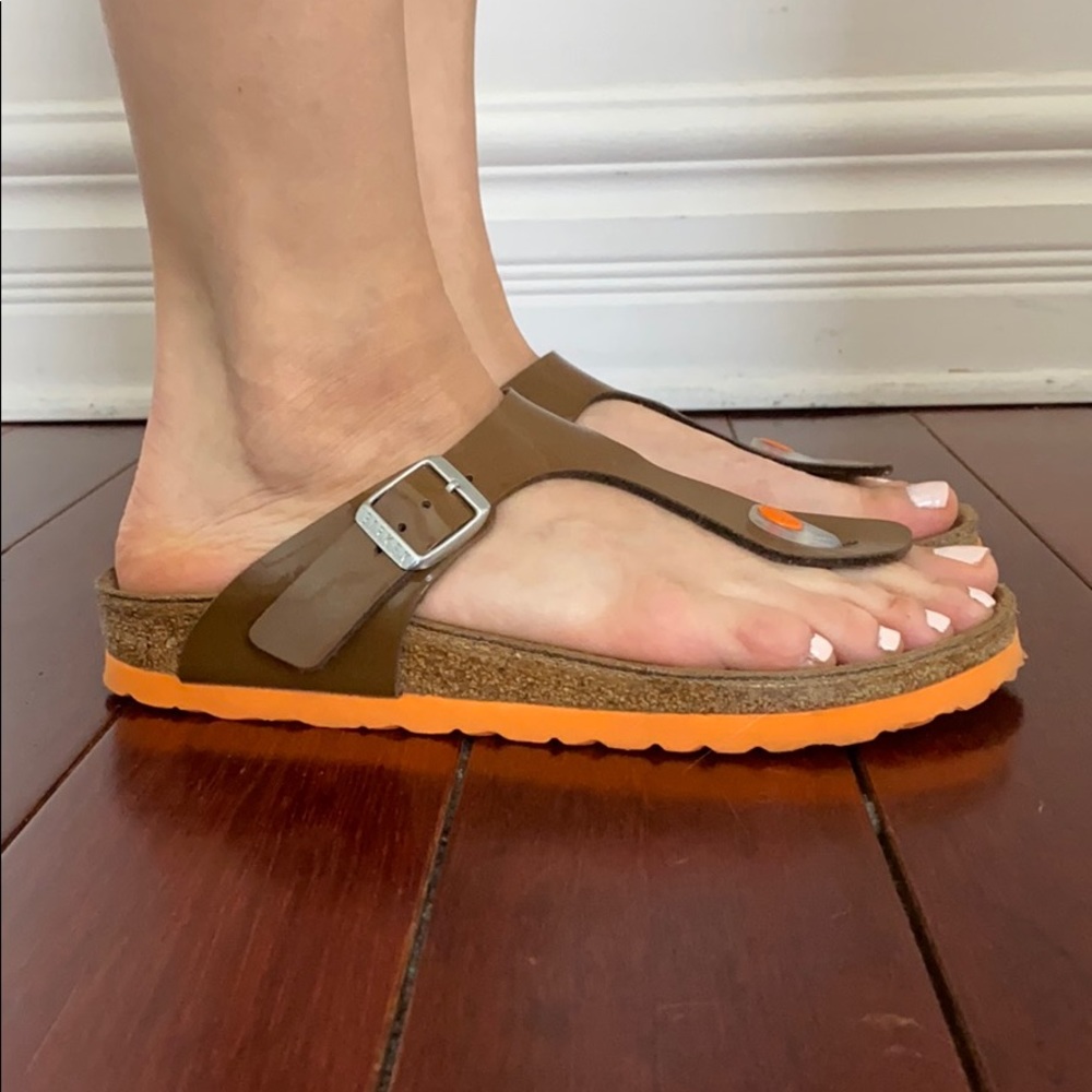 Birkenstock Gizeh model in cognac and orange